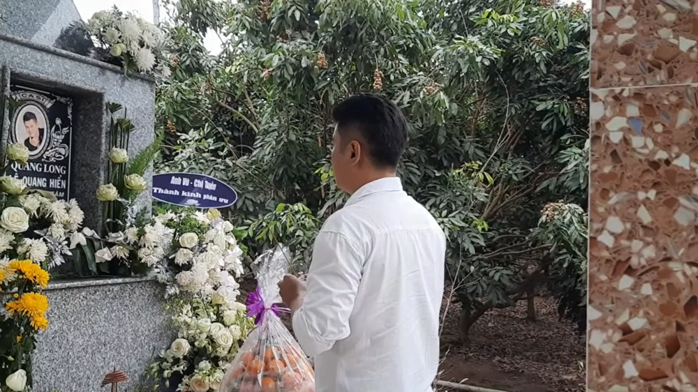 Mẹ Vân Quang Long nghẹn lòng ra thăm mộ, nói về ước mơ dở dang của con trai - Ảnh 1.