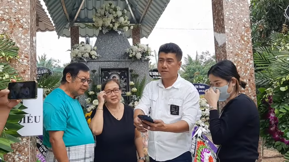 Mẹ Vân Quang Long nghẹn lòng ra thăm mộ, nói về ước mơ dở dang của con trai - Ảnh 4.