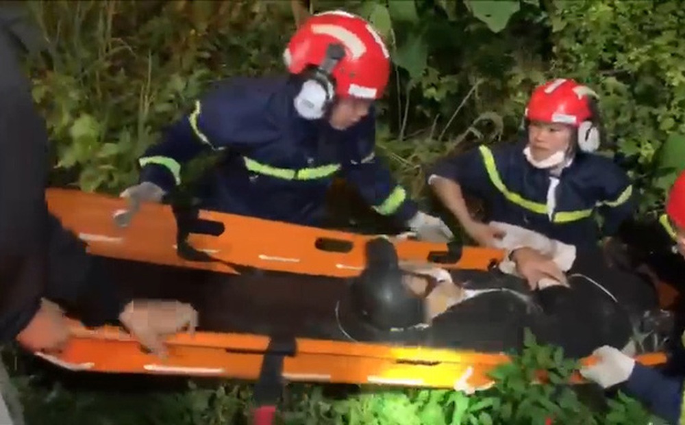 Clip: Nghẹt thở cứu thanh niên nằm bất động dưới vực sâu tại bán đảo Sơn Trà