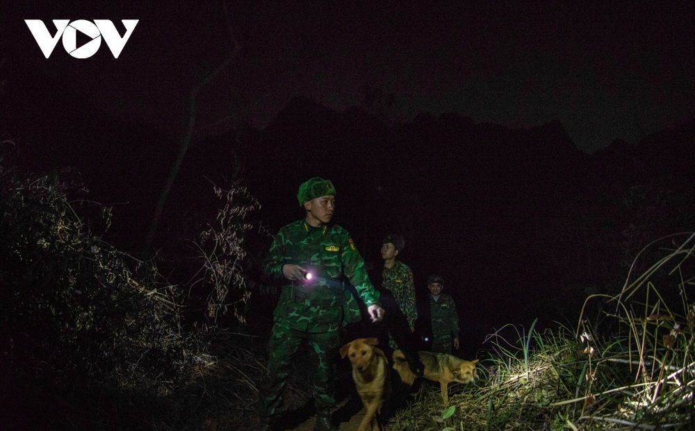 Trắng đêm tuần tra chống dịch trên biên giới Lạng Sơn