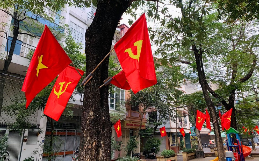 Ngõ, phố Thủ đô thắm sắc cờ chào mừng Đại hội lần thứ XIII của Đảng