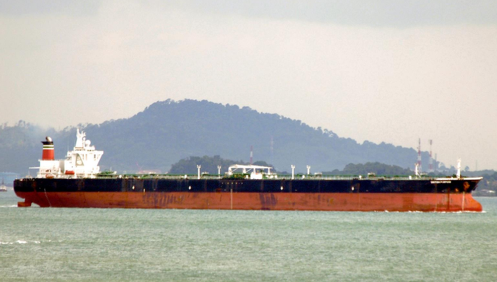Indonesia bắt giữ tàu chở dầu Trung Quốc nghi mua lậu dầu của tàu Iran trên biển - Ảnh 1.