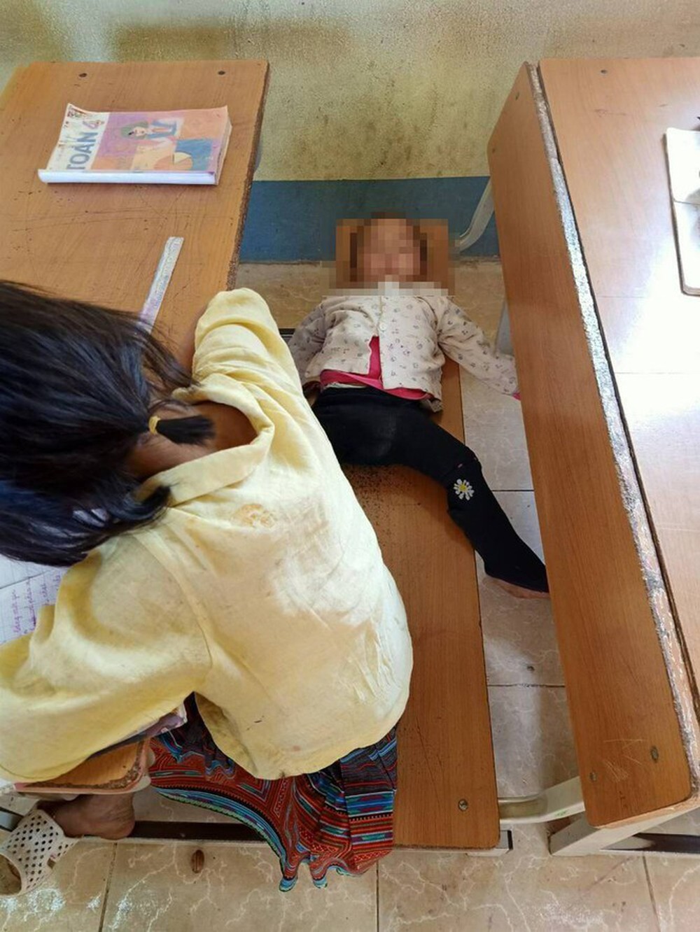 Nghẹn lòng cảnh trò lớp 4 cõng em tới lớp học bài  - Ảnh 4.
