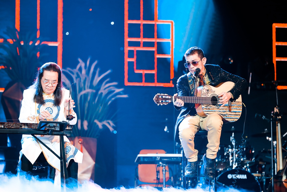 Con trai Chế Linh chơi đàn guitar bằng tay trái gây bất ngờ - Ảnh 5.