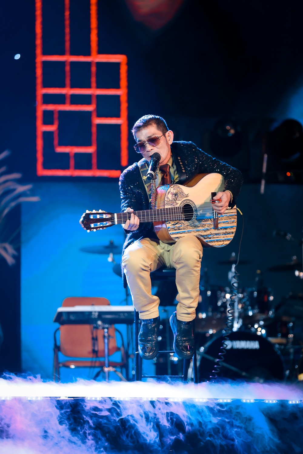 Con trai Chế Linh chơi đàn guitar bằng tay trái gây bất ngờ - Ảnh 6.