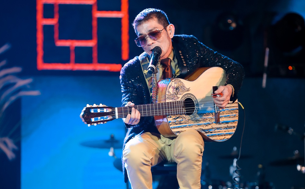 Con trai Chế Linh chơi đàn guitar bằng tay trái gây bất ngờ