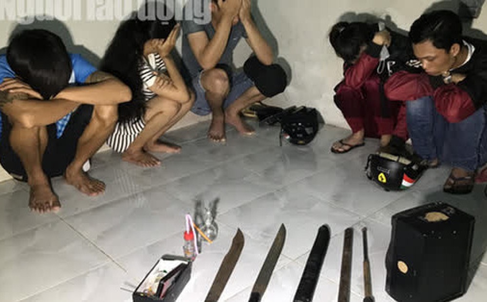 Phát hiện dao, gậy, dùi cui và ma túy trong phòng trọ của 1 cô gái