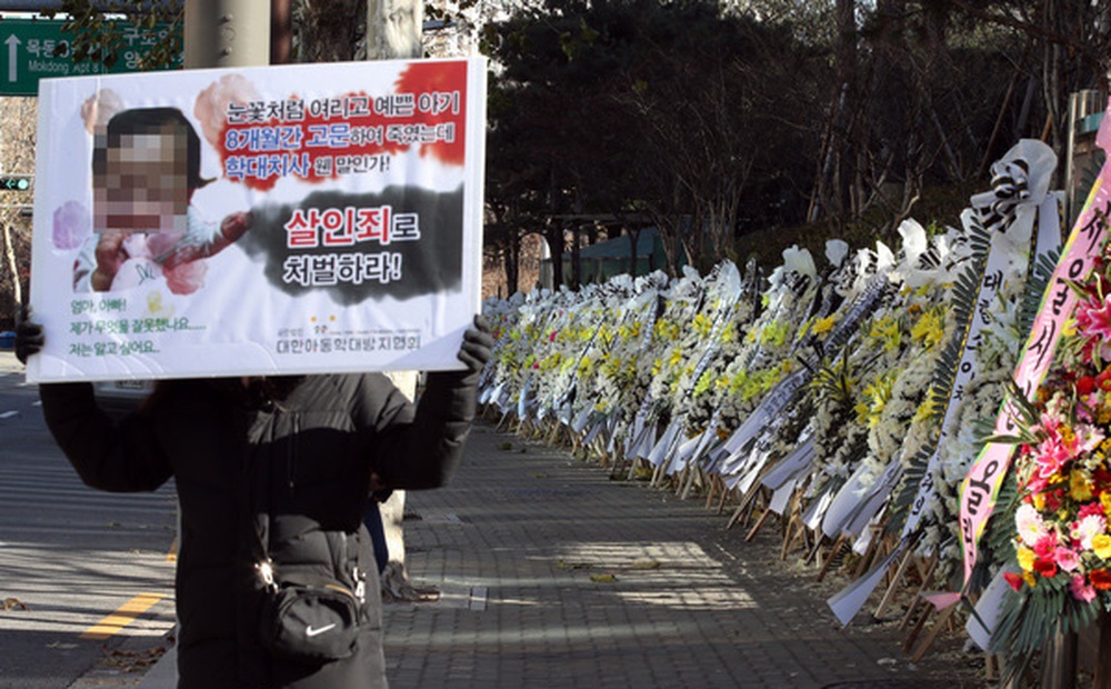 Hàn Quốc rúng động vụ cha mẹ nuôi hành hạ bé 16 tháng tuổi tới chết