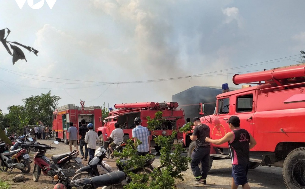 Đang cháy xưởng gỗ ở Tiền Giang, nhiều hàng hóa bị thiêu rụi