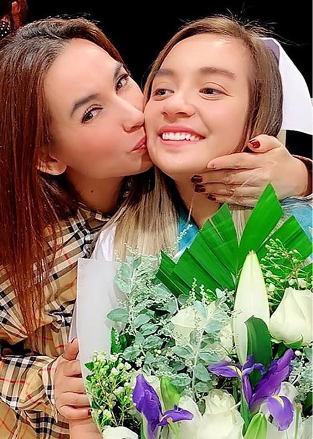 Hình ảnh đau buồn của cháu ngoại và con rể trước bàn thờ Phi Nhung - Ảnh 1.