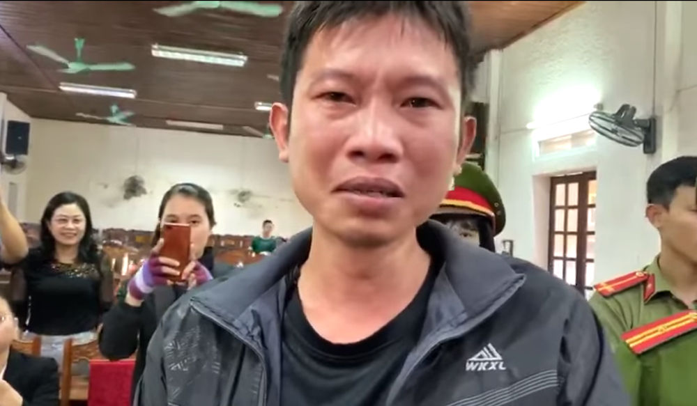Thủy Tiên cứu trợ lũ ở Nghệ An, Hà Tĩnh: Nhiều người khóc khi nhận hàng trăm triệu đồng để trả nợ - Ảnh 5.