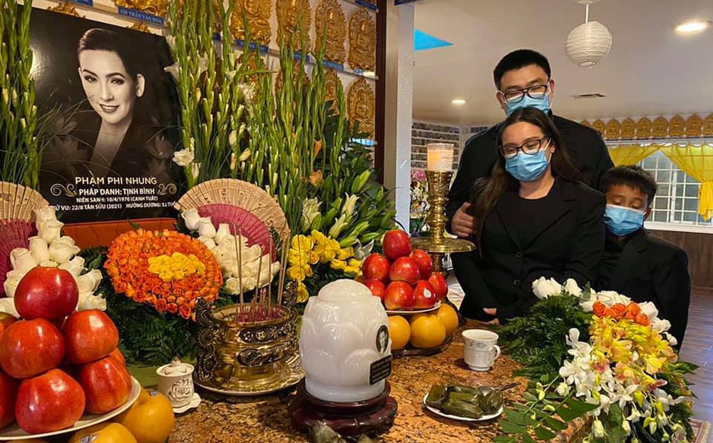 Hình ảnh đau buồn của cháu ngoại và con rể trước bàn thờ Phi Nhung