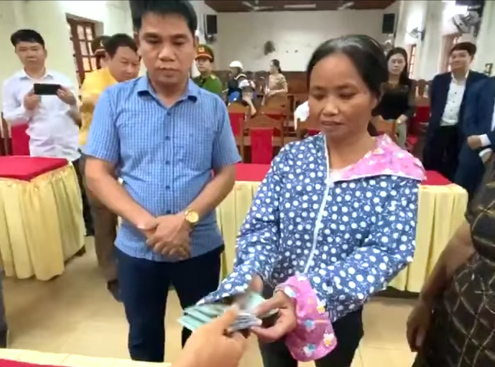 Thủy Tiên cứu trợ lũ ở Nghệ An, Hà Tĩnh: Nhiều người khóc khi nhận hàng trăm triệu đồng để trả nợ - Ảnh 6.