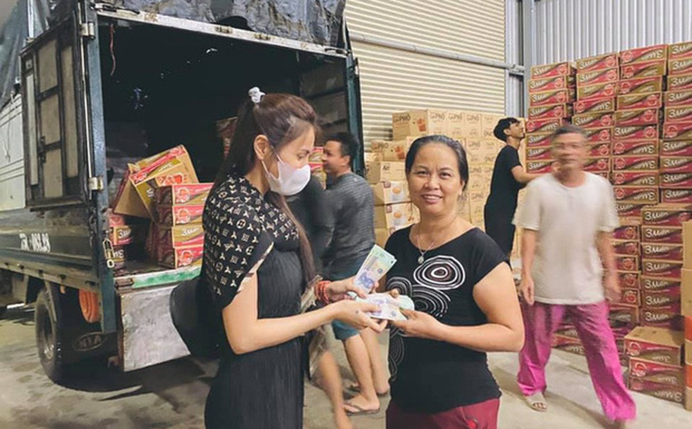 Hoài Linh, Thủy Tiên làm từ thiện ở Huế: "Chúng tôi đề nghị họ phối hợp với mặt trận tỉnh nhưng các nghệ sĩ không chịu"