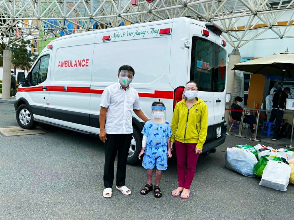 Em bé xông đất xe cứu thương mới của ông Đoàn Ngọc Hải: Bỏng toàn thân vì cháy nhà, hồi sinh kỳ diệu sau 6 tháng chữa trị - Ảnh 3.