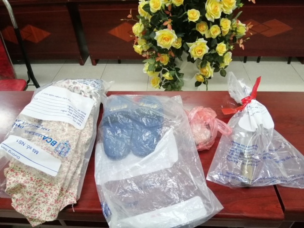Người đàn ông mặc váy, đột nhập nhà vệ sinh cướp vàng của nữ giáo viên - Ảnh 1.