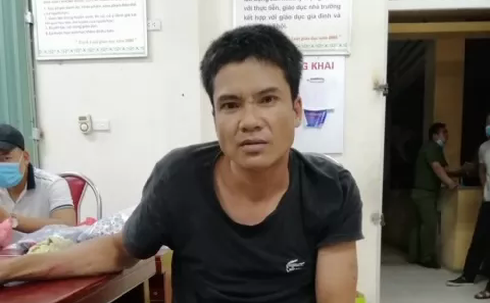 Người đàn ông mặc váy, đột nhập nhà vệ sinh cướp vàng của nữ giáo viên
