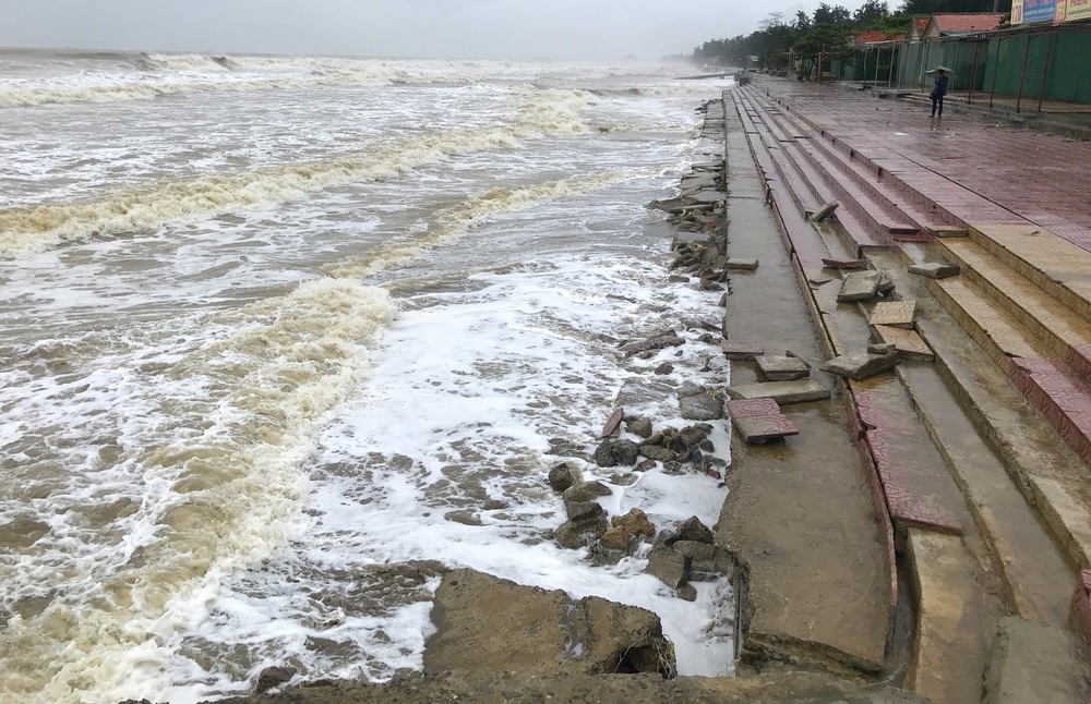 Bão số 8: Sóng cao 5m đang đánh vào bờ biển Nghệ An, hàng trăm khối đất đá sạt lở, đổ xuống quốc lộ - Ảnh 18.