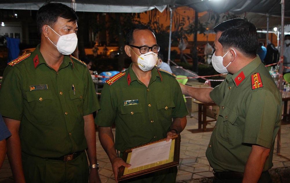 Vượt hơn 200km từ TP.HCM tới quê thì cha mất, Trung tá công an phá lệ đưa thanh niên kịp về nhìn mặt lần cuối - Ảnh 1.