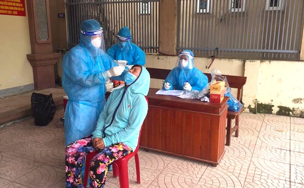 Chồng sốt được vợ đưa đi khám ở BV tỉnh, kết quả cả 2 cùng nhiễm SARS-CoV-2