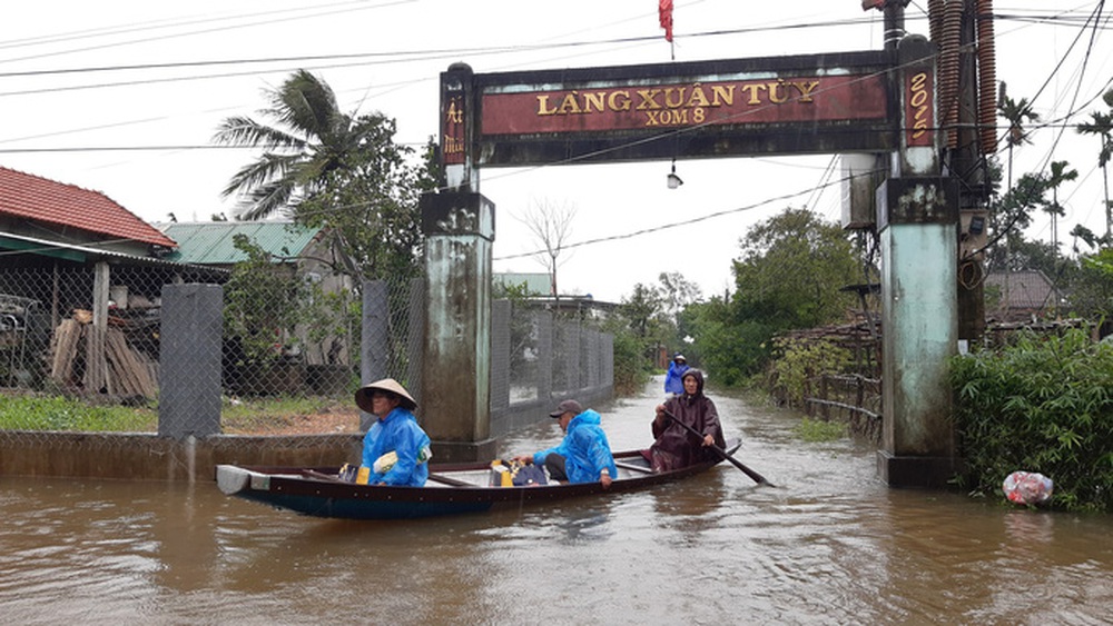 Mưa lũ miền Trung: Tàu hàng có 8 người Trung Quốc mắc cạn, 3 người mất tích chưa tìm thấy - Ảnh 2. Mưa lũ miền Trung: Tàu hàng có 8 người Trung Quốc mắc cạn, 3 người mất tích chưa tìm thấy - Ảnh 2.