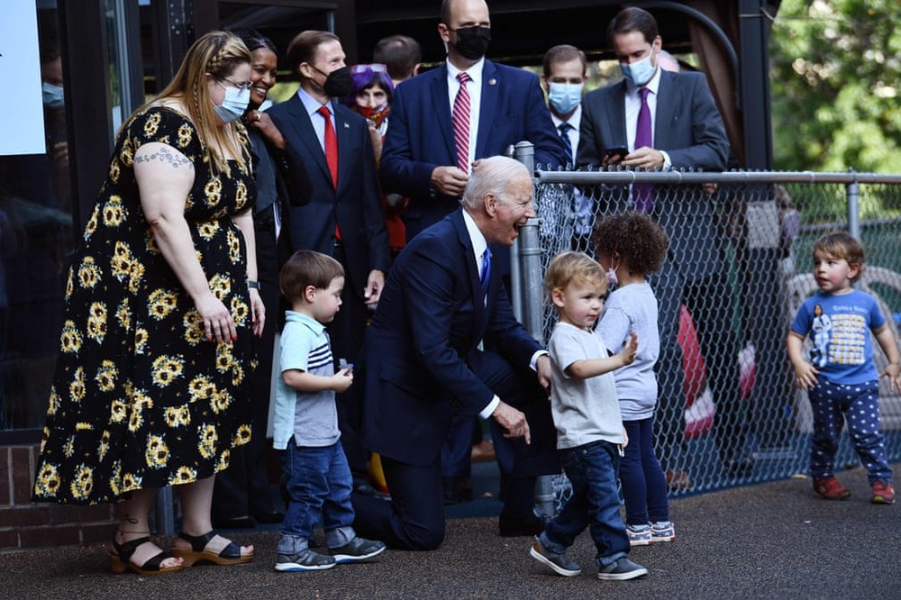 24h qua ảnh: Tổng thống Mỹ Joe Biden chơi đùa cùng trẻ em - Ảnh 2.