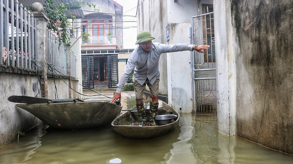 Hà Nội: Hàng trăm hộ bị ngập sâu nhiều ngày, người dân dùng thuyền để đi lại - Ảnh 4.