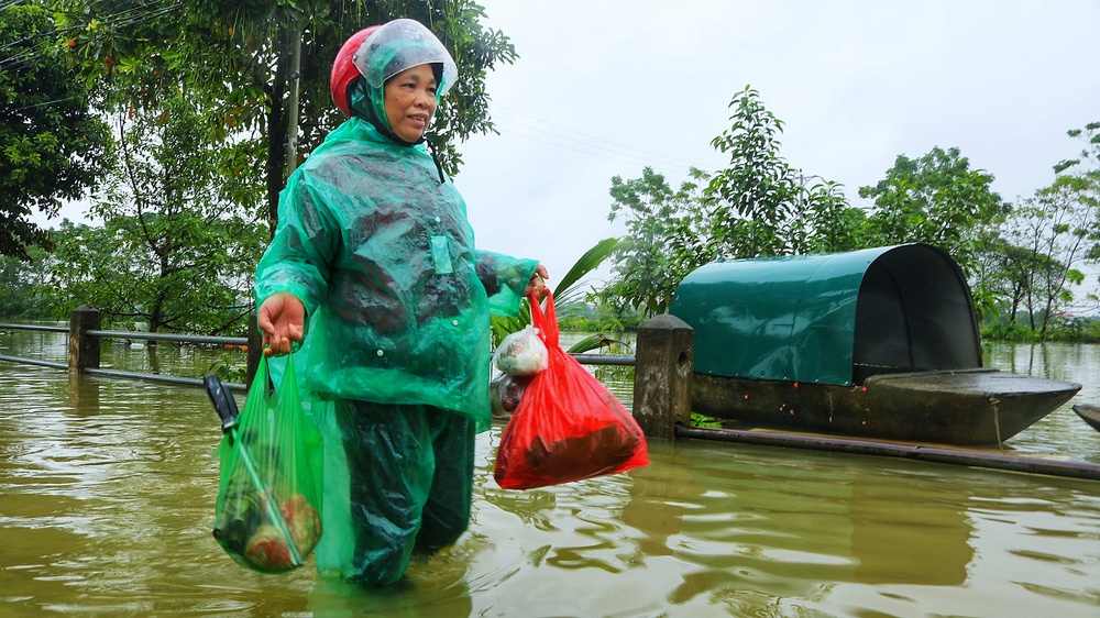 Hà Nội: Hàng trăm hộ bị ngập sâu nhiều ngày, người dân dùng thuyền để đi lại - Ảnh 7.
