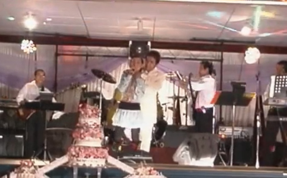 Clip Phi Nhung hát trong đám cưới Mạnh Quỳnh 17 năm trước, lời chia sẻ của cố ca sĩ với tri kỷ nghe mà đau xót!