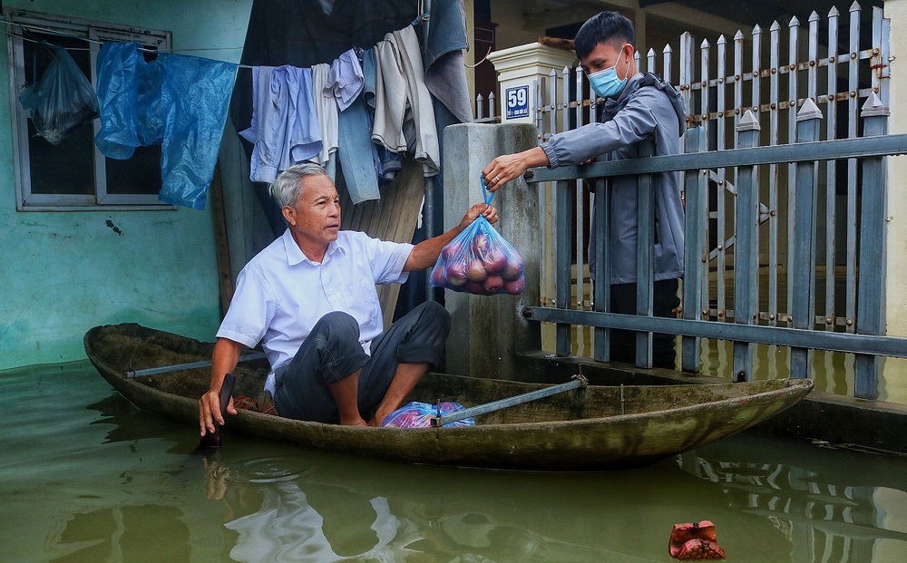 Hà Nội: Hàng trăm hộ bị ngập sâu nhiều ngày, người dân dùng thuyền để đi lại