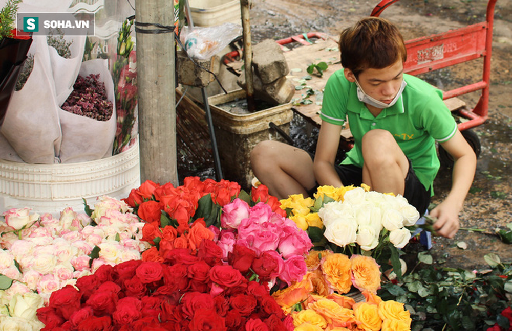 Tiểu thương chợ hoa ở TP.HCM: Tôi chưa bao giờ bó nhiều hoa tang đến thế, chỉ mong mất mát nguôi ngoai - Ảnh 4.