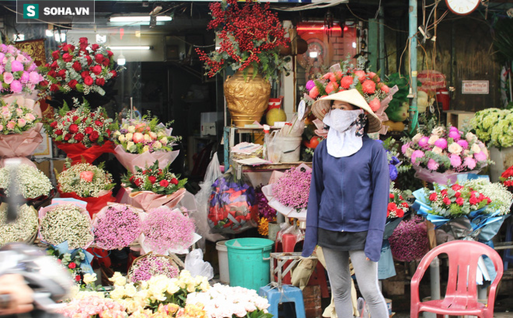 Tiểu thương chợ hoa ở TP.HCM: 'Tôi chưa bao giờ bó nhiều hoa tang đến thế, chỉ mong mất mát nguôi ngoai'