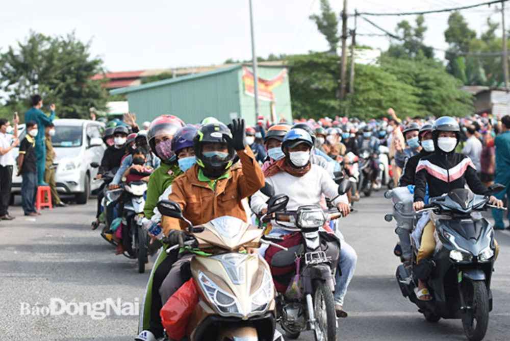 Công an, CSCĐ tràn xuống đường vẫy tay tạm biệt đoàn người lao động đi xe máy rời Đồng Nai về quê - Ảnh 3.