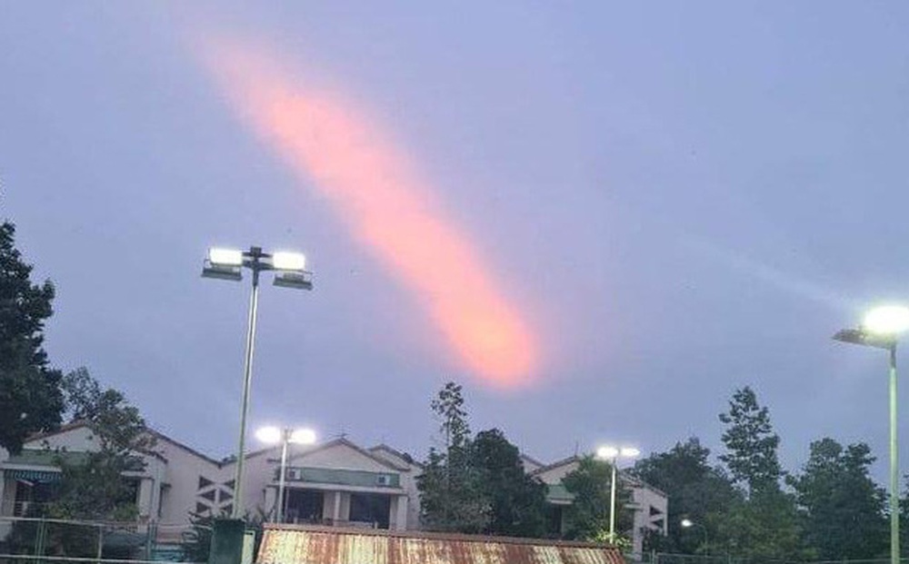 Xuất hiện vệt sáng kỳ lạ trên bầu trời Quảng Ngãi: Giám đốc đài Khí tượng thủy văn tỉnh nói gì?