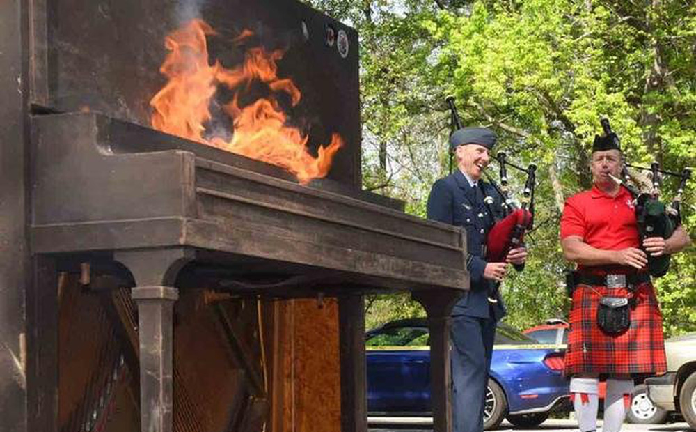 Giải mã nghi lễ khó hiểu của Không quân Anh: Cứ đến tháng 9 hàng năm là đốt đàn piano!