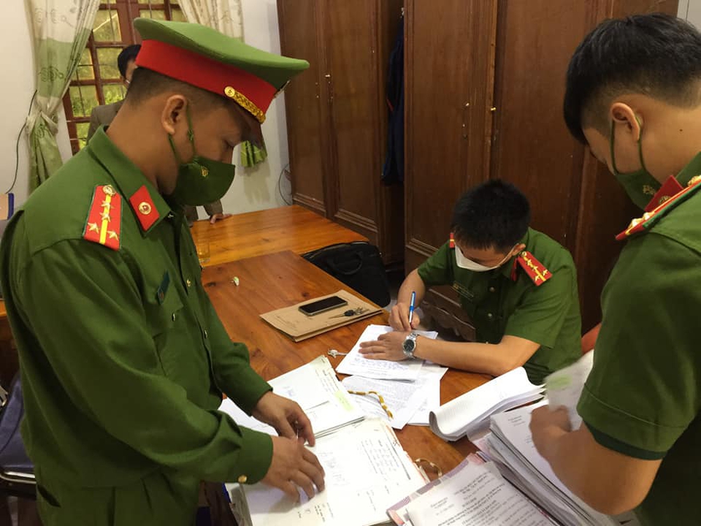 Vụ ăn chặn tiền hỗ trợ bão lũ ở Nghệ An: Đã có 4 nữ cán bộ bị bắt - Ảnh 1.