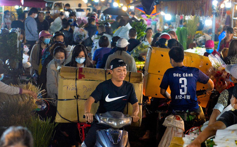 Chợ hoa lớn nhất Hà Nội ngày 20/10: Người dân ùn ùn đi mua hoa khiến cả đoạn đường ùh tắc dài trong đêm