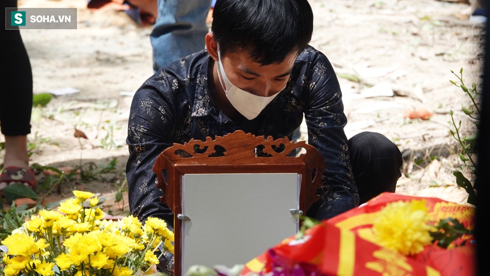 Người thân nghẹn khóc tiễn đưa bé trai ở Bình Dương: Thà còn hy vọng, dù ít ỏi, gia đình vẫn mãi tìm kiếm - Ảnh 5. Người thân nghẹn khóc tiễn đưa bé trai ở Bình Dương: Thà còn hy vọng, dù ít ỏi, gia đình vẫn mãi tìm kiếm - Ảnh 5.