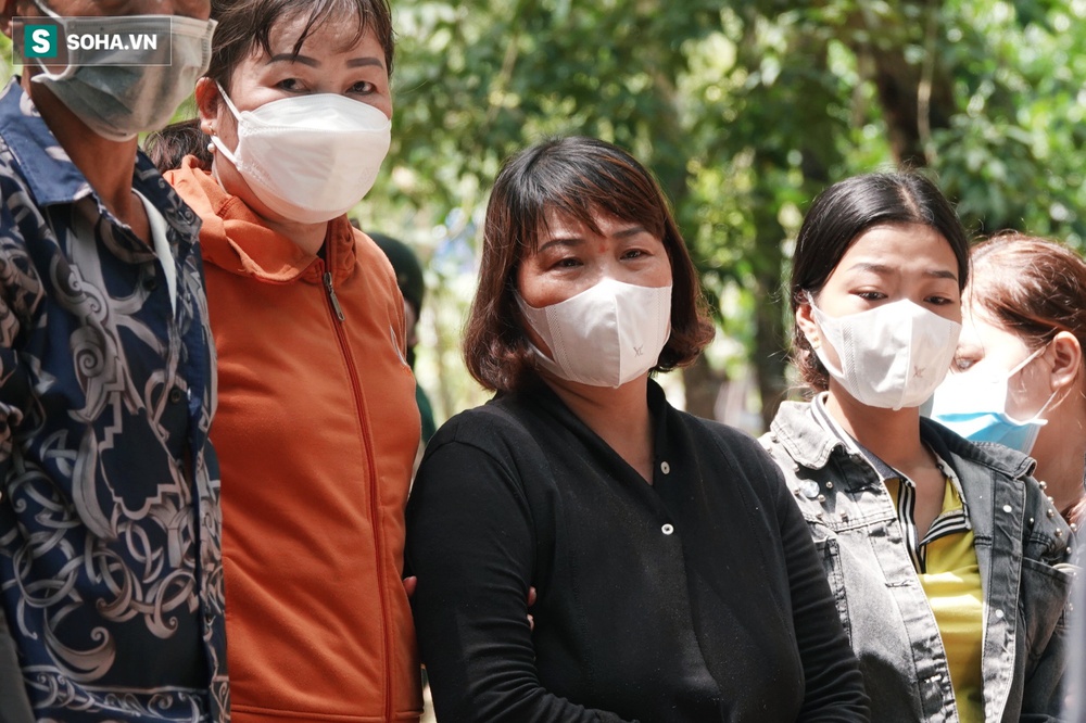 Người thân nghẹn khóc tiễn đưa bé trai ở Bình Dương: Thà còn hy vọng, dù ít ỏi, gia đình vẫn mãi tìm kiếm - Ảnh 8. Người thân nghẹn khóc tiễn đưa bé trai ở Bình Dương: Thà còn hy vọng, dù ít ỏi, gia đình vẫn mãi tìm kiếm - Ảnh 8.