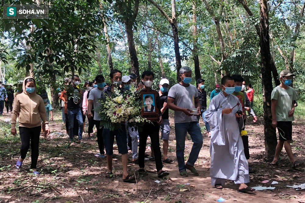 Người thân nghẹn khóc tiễn đưa bé trai ở Bình Dương: Thà còn hy vọng, dù ít ỏi, gia đình vẫn mãi tìm kiếm - Ảnh 1. Người thân nghẹn khóc tiễn đưa bé trai ở Bình Dương: Thà còn hy vọng, dù ít ỏi, gia đình vẫn mãi tìm kiếm - Ảnh 1.