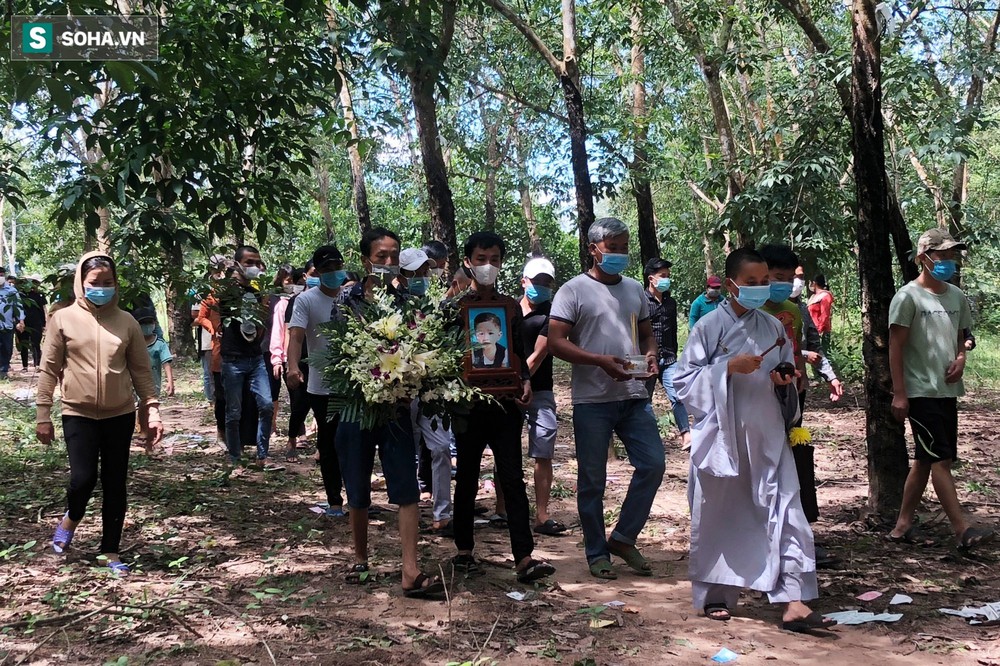 Người thân nghẹn khóc tiễn đưa bé trai ở Bình Dương: Thà còn hy vọng, dù ít ỏi, gia đình vẫn mãi tìm kiếm - Ảnh 1.