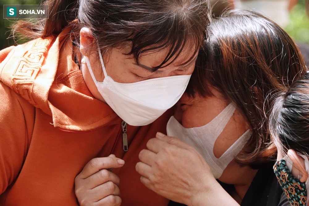 Người thân nghẹn khóc tiễn đưa bé trai ở Bình Dương: Thà còn hy vọng, dù ít ỏi, gia đình vẫn mãi tìm kiếm - Ảnh 3. Người thân nghẹn khóc tiễn đưa bé trai ở Bình Dương: Thà còn hy vọng, dù ít ỏi, gia đình vẫn mãi tìm kiếm - Ảnh 3.