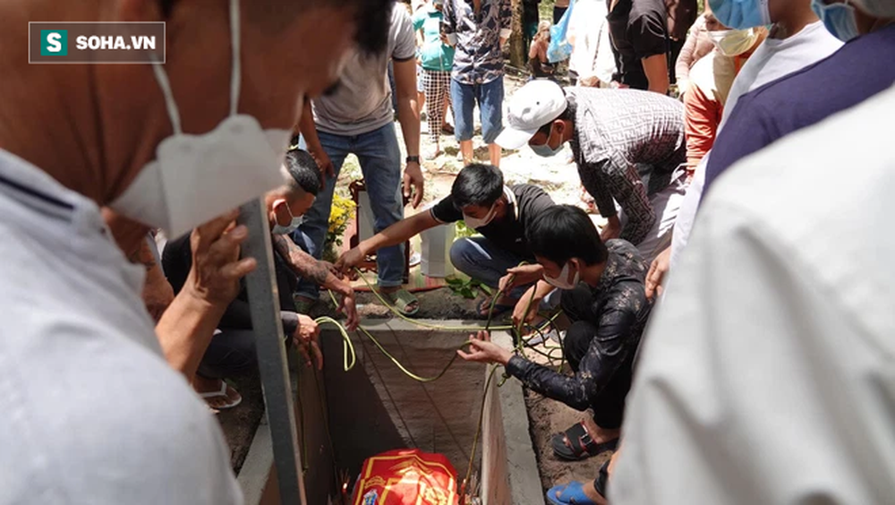 Người thân nghẹn khóc tiễn đưa bé trai ở Bình Dương: Thà còn hy vọng, dù ít ỏi, gia đình vẫn mãi tìm kiếm - Ảnh 9. Người thân nghẹn khóc tiễn đưa bé trai ở Bình Dương: Thà còn hy vọng, dù ít ỏi, gia đình vẫn mãi tìm kiếm - Ảnh 9.