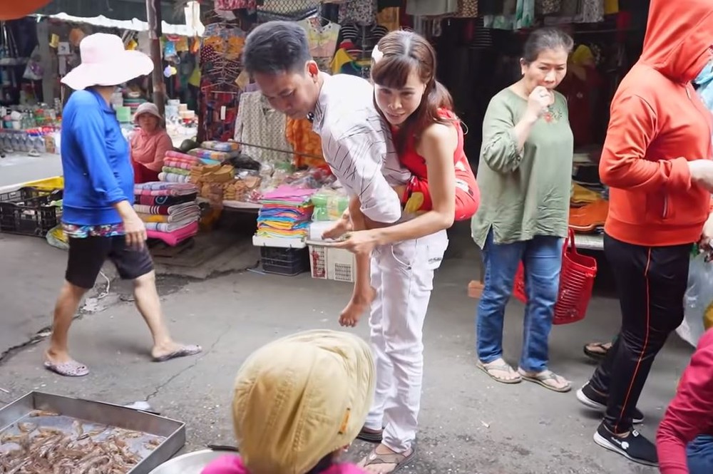 Chồng đẹp trai phải lòng vợ bại liệt, vì 2 lý do mà hứa anh cõng em đi khắp Sài Gòn - Ảnh 3.