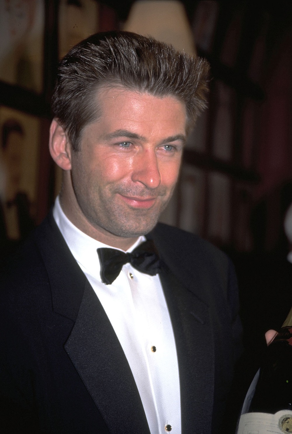 Tài tử Alec Baldwin vừa bắn chết người ở phim trường gây rúng động thế giới là ai? - Ảnh 2.