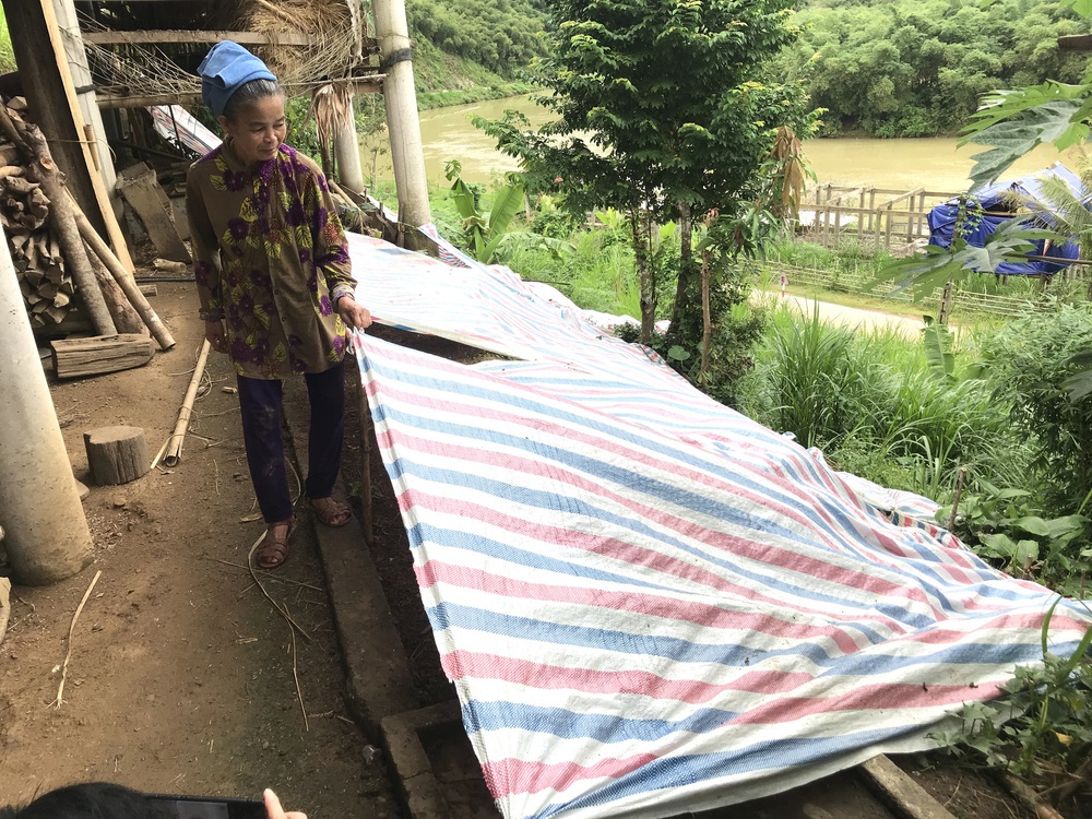 Núi xuất hiện vết nứt khổng lồ, hàng chục người dân bỏ chạy ra khỏi nhà mỗi khi mưa xuống - Ảnh 4. Núi xuất hiện vết nứt khổng lồ, hàng chục người dân bỏ chạy ra khỏi nhà mỗi khi mưa xuống - Ảnh 4.