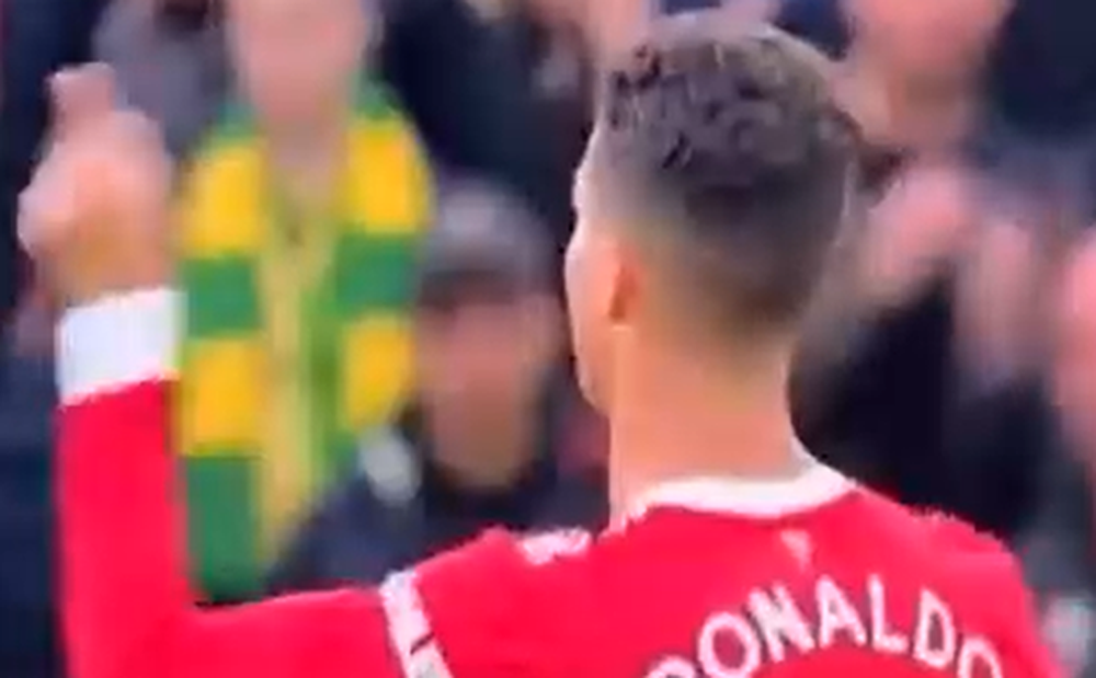 Đoạn clip lạ cho thấy Ronaldo khua chân múa tay đầy khó hiểu khi MU liên tiếp lĩnh bàn thua