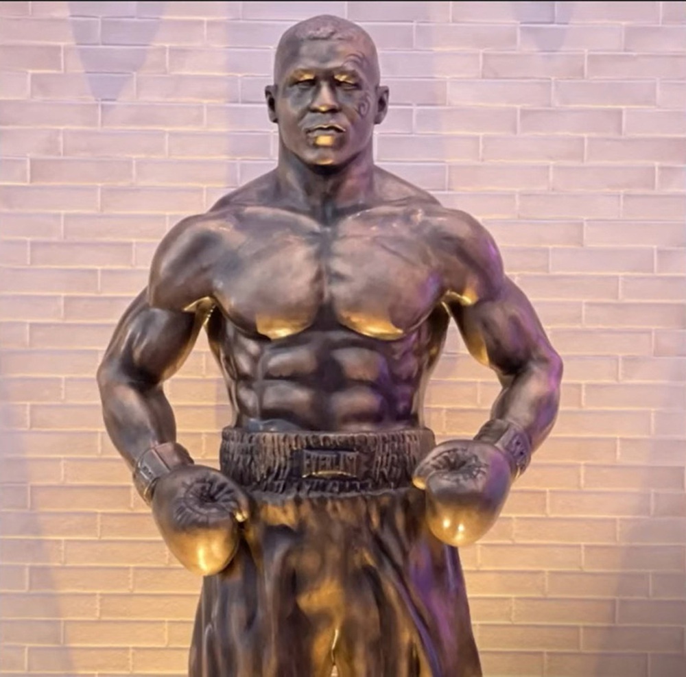 Fan bất ngờ khi chứng kiến bức tượng cao 3m được làm riêng cho Mike Tyson: Trông chẳng giống bản gốc - Ảnh 1.