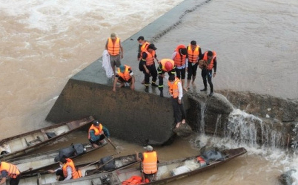 Giải cứu thành công 7 người mắc kẹt giữa sông Thạch Hãn