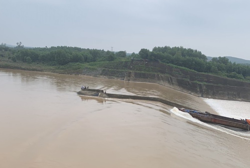 NÓNG: Đoàn cán bộ Sở Giao thông vận tải Quảng Trị gặp nạn trên sông Thạch Hãn - Ảnh 1.